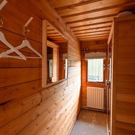 Spacious Wooden Cottage With Infra-Red Sauna At Veluwe Путен Екстериор снимка