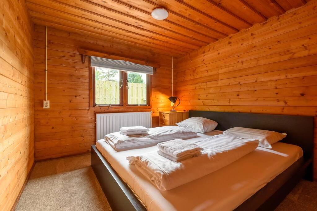 Spacious Wooden Cottage With Infra-Red Sauna At Veluwe Путен Екстериор снимка