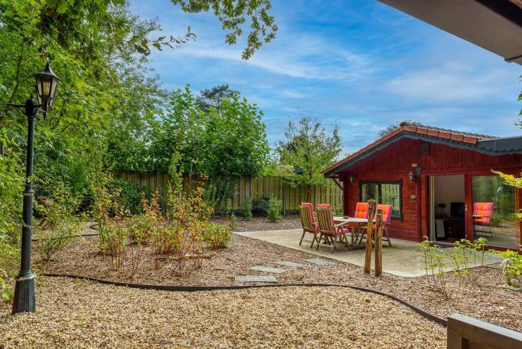 Spacious Wooden Cottage With Infra-Red Sauna At Veluwe Путен Екстериор снимка
