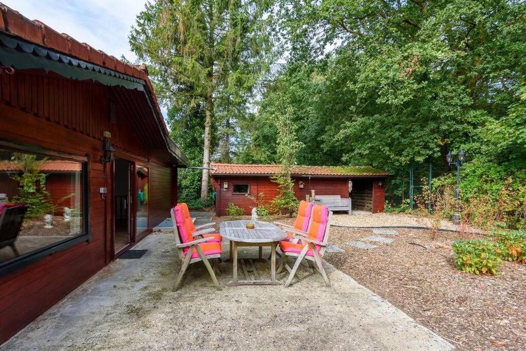 Spacious Wooden Cottage With Infra-Red Sauna At Veluwe Путен Екстериор снимка