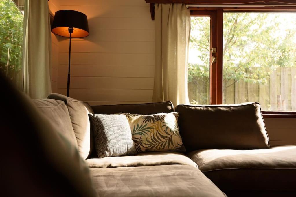 Spacious Wooden Cottage With Infra-Red Sauna At Veluwe Путен Екстериор снимка