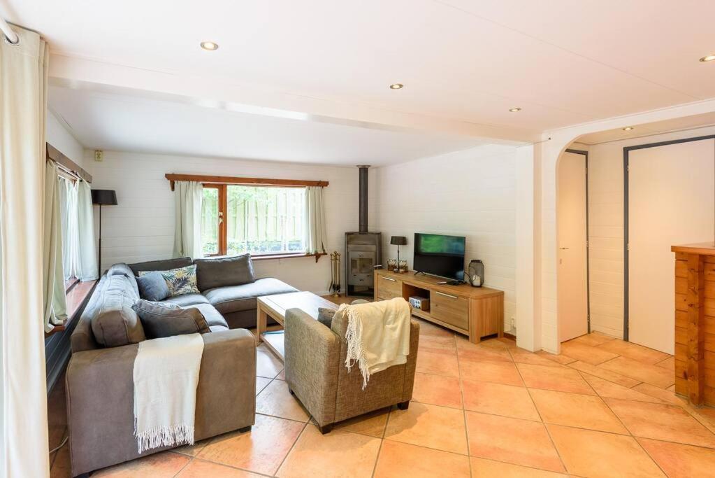 Spacious Wooden Cottage With Infra-Red Sauna At Veluwe Путен Екстериор снимка