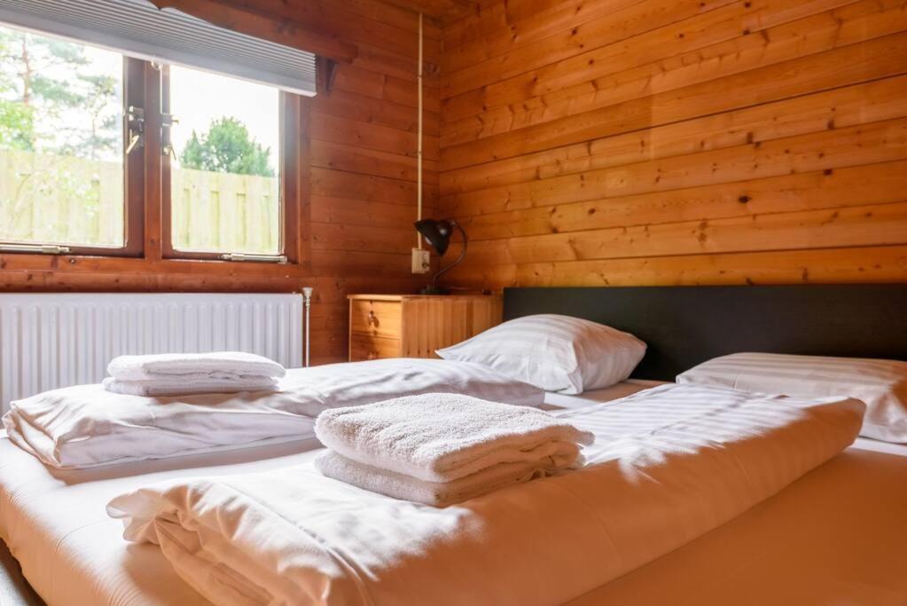 Spacious Wooden Cottage With Infra-Red Sauna At Veluwe Путен Екстериор снимка