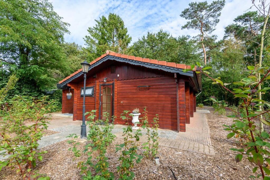 Spacious Wooden Cottage With Infra-Red Sauna At Veluwe Путен Екстериор снимка