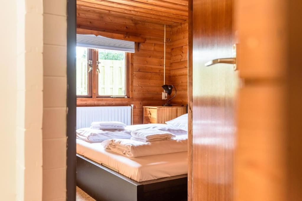 Spacious Wooden Cottage With Infra-Red Sauna At Veluwe Путен Екстериор снимка