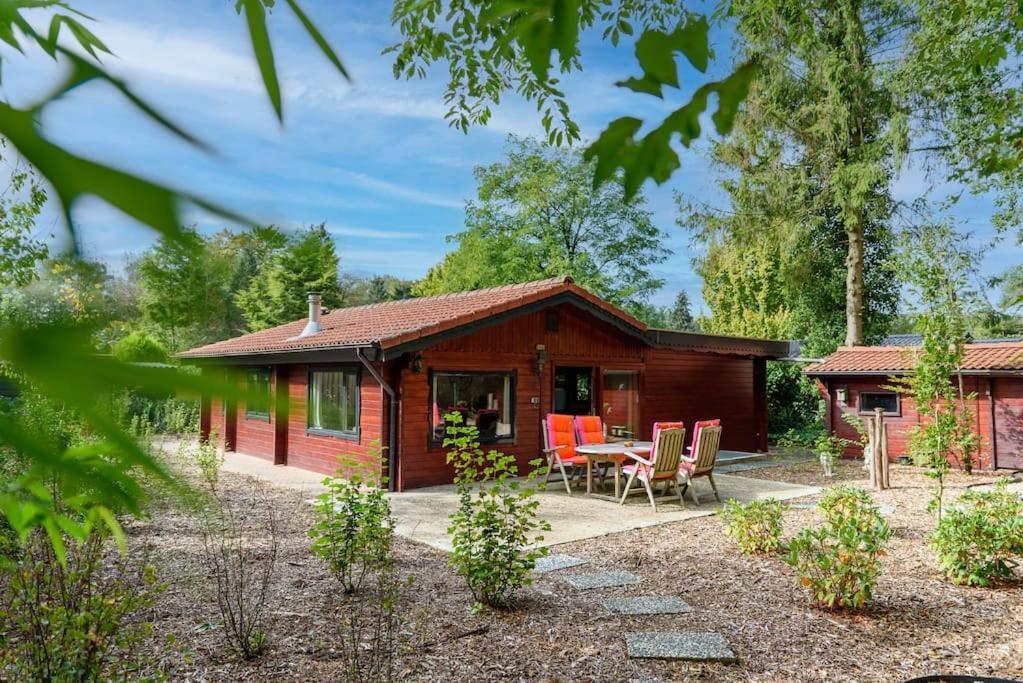 Spacious Wooden Cottage With Infra-Red Sauna At Veluwe Путен Екстериор снимка