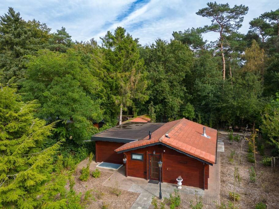 Spacious Wooden Cottage With Infra-Red Sauna At Veluwe Путен Екстериор снимка