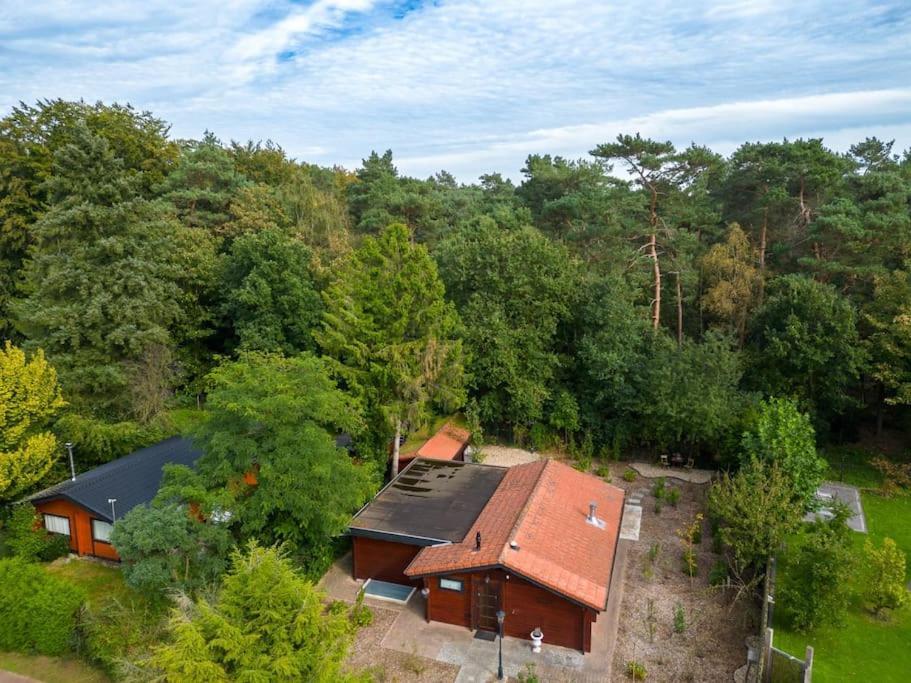 Spacious Wooden Cottage With Infra-Red Sauna At Veluwe Путен Екстериор снимка