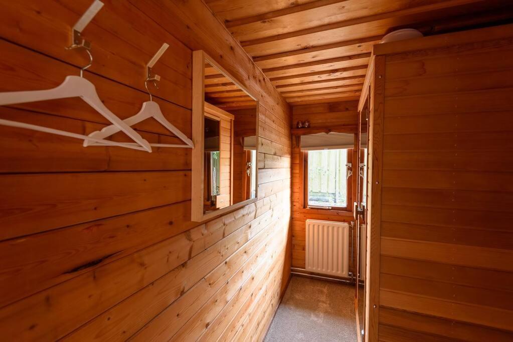 Spacious Wooden Cottage With Infra-Red Sauna At Veluwe Путен Екстериор снимка